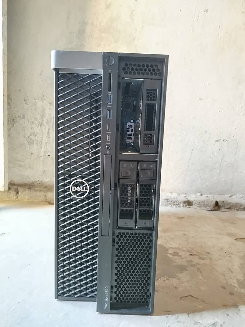 Dell T5820 / W 2145 / 16GB DDR4 / 256GB M-2 1