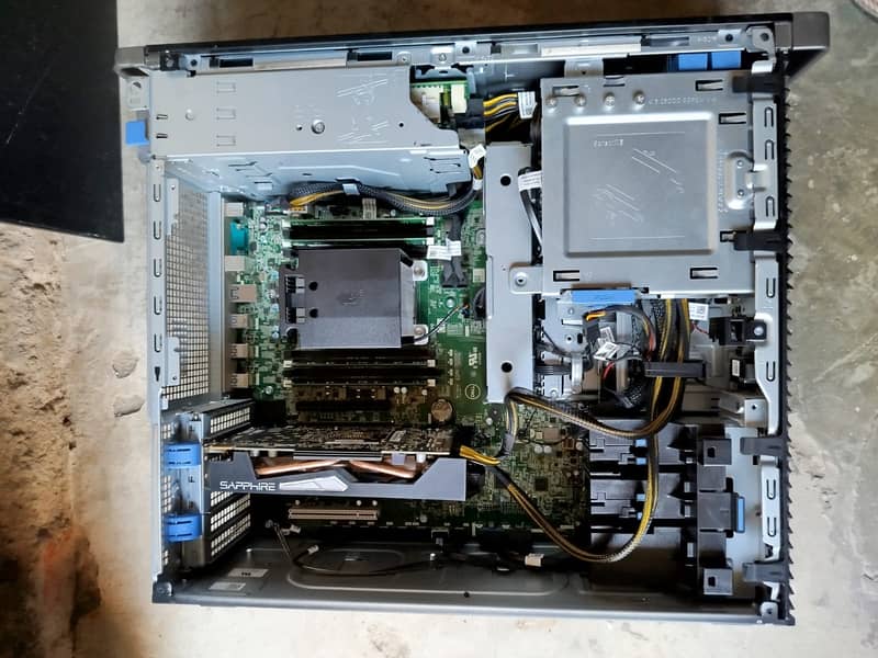 Dell T5820 / W 2145 / 16GB DDR4 / 256GB M-2 2