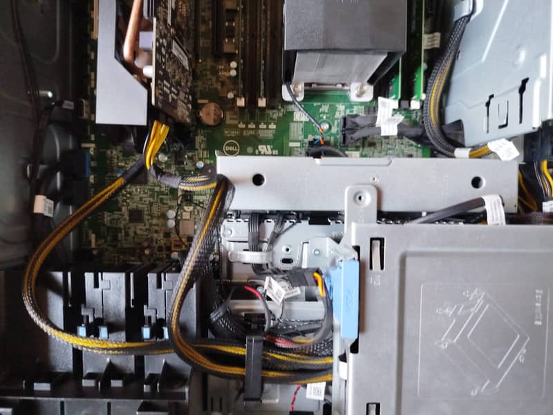 Dell T5820 / W 2145 / 16GB DDR4 / 256GB M-2 3