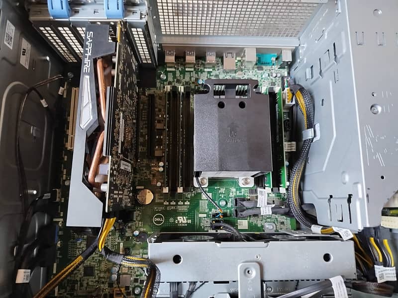 Dell T5820 / W 2145 / 16GB DDR4 / 256GB M-2 4