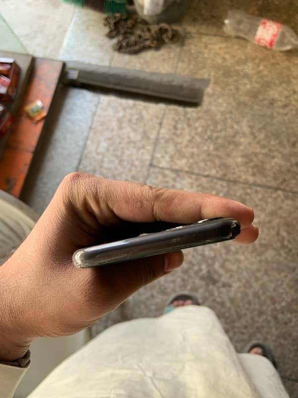 IPhone 11 storage 64gb 3