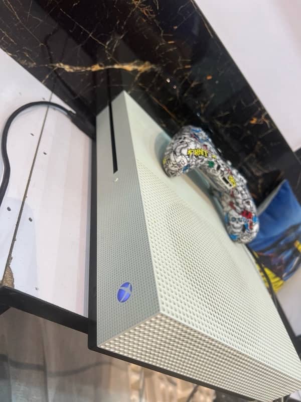 Xbox One S 1TB with more than 18 games installed a 0