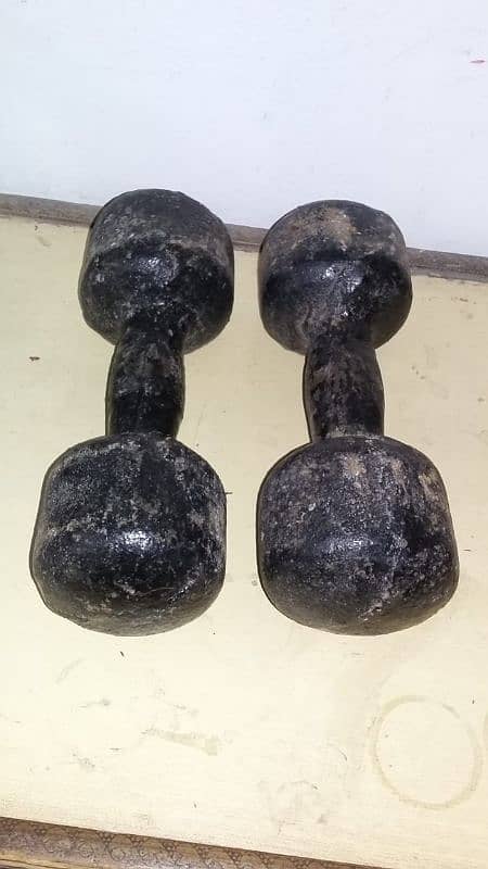 all okay dumbbell 8kg ka pair hy total 16kg wait hy iron Kay hy 1