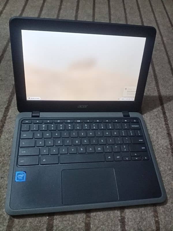 Acer touch screen Chromebook new condition 32gb memory 4gb ram 1