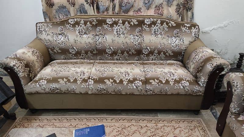 Solid Sofa set in good condition 0