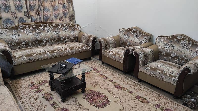 Solid Sofa set in good condition 1