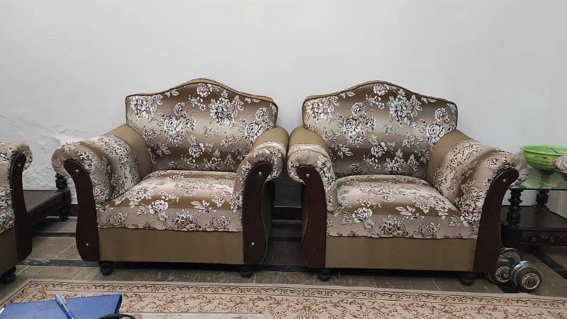 Solid Sofa set in good condition 2