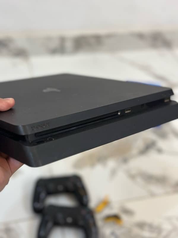 PS4 slim 3