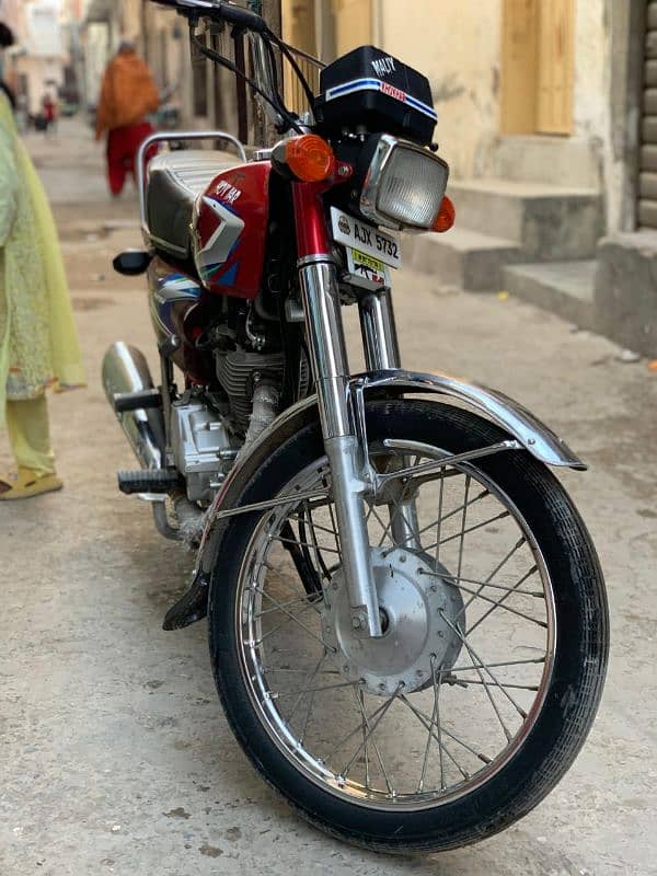 Honda 125 for sale in green town lahore. 5