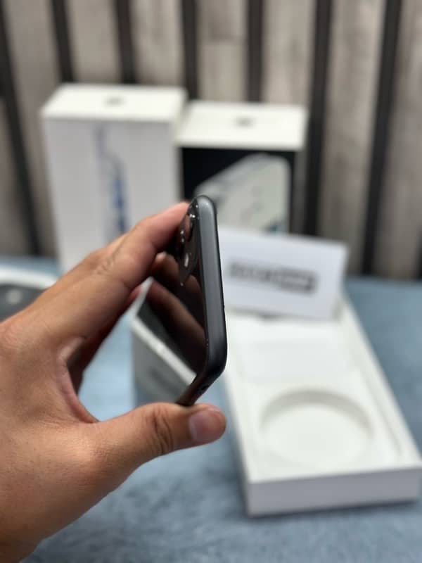 iPhone 11 JV 128GB Under Apple Warranty Black Colour 3