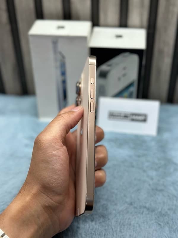 16 Pro Max LLA 256GB Factory Unlock Apple NonActive KIT 3