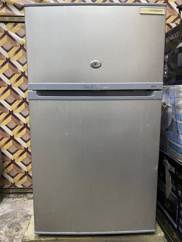 10/10 condition mini two door Fridge 0