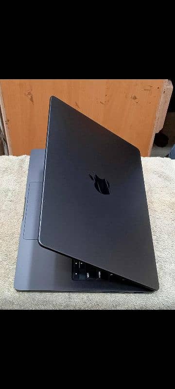 MacBook M3 Pro 2023 18GB 512GB 14.2" MRX33LL/A with Box Apple Warranty 10