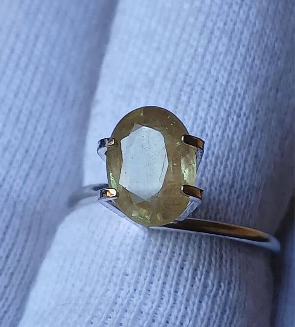 Yellow sapphire / Pukhraj Gemstone G av 3