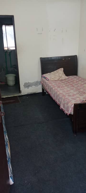 Semi Furnished Bedroom Available For Rent in Gulberg 4 Near FCC College 0