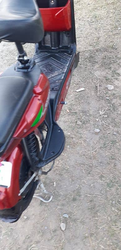 electric Scooty bike Ek charge per 35 Km. . full charge 3.4ghante red 1