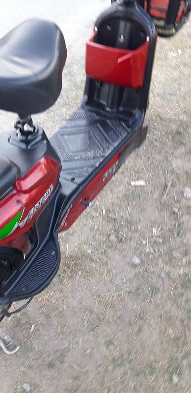 electric Scooty bike Ek charge per 35 Km. . full charge 3.4ghante red 2