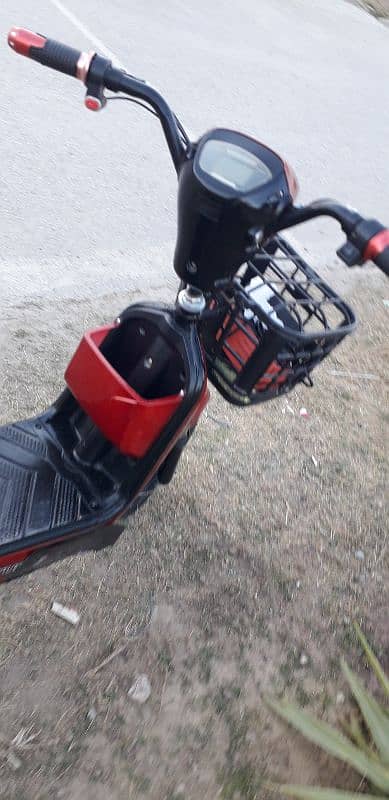 electric Scooty bike Ek charge per 35 Km. . full charge 3.4ghante red 4