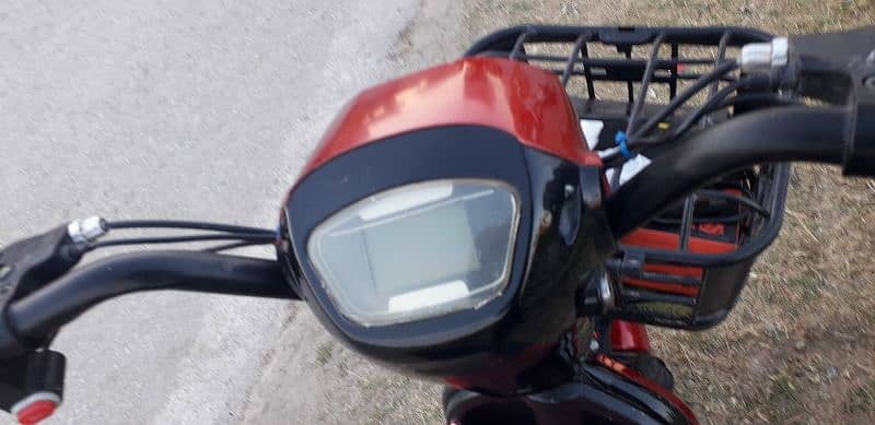 electric Scooty bike Ek charge per 35 Km. . full charge 3.4ghante red 5