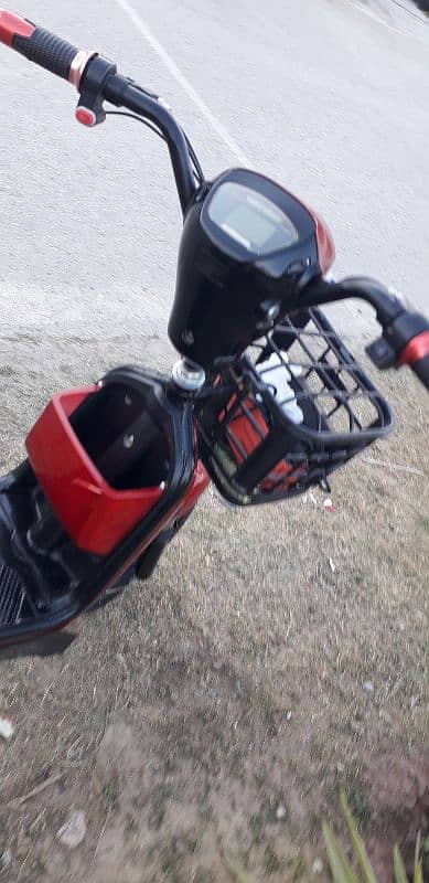 electric Scooty bike Ek charge per 35 Km. . full charge 3.4ghante red 6