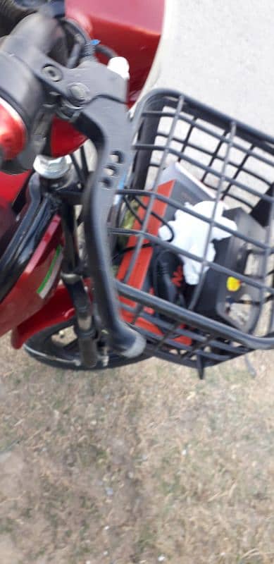 electric Scooty bike Ek charge per 35 Km. . full charge 3.4ghante red 8