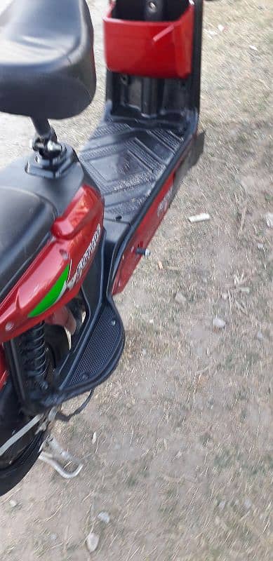 electric Scooty bike Ek charge per 35 Km. . full charge 3.4ghante red 9