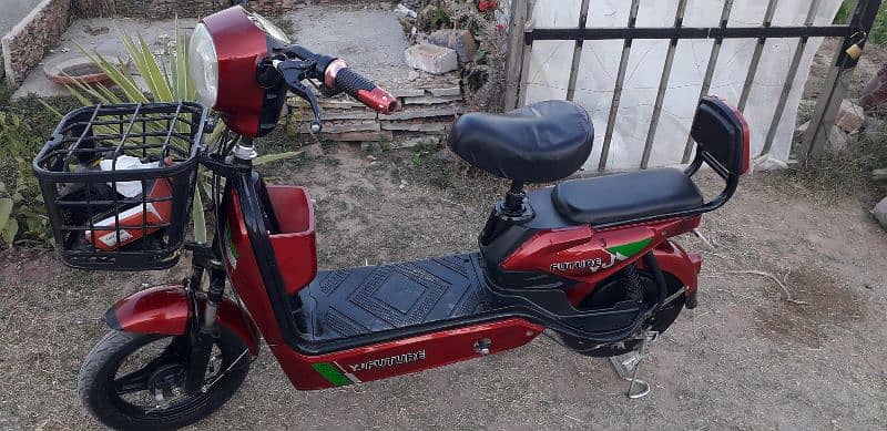 electric Scooty bike Ek charge per 35 Km. . full charge 3.4ghante red 10