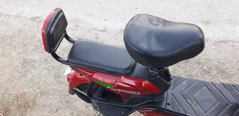 electric Scooty bike Ek charge per 35 Km. . full charge 3.4ghante red 11