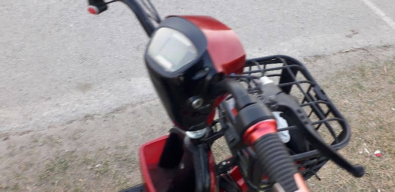 electric Scooty bike Ek charge per 35 Km. . full charge 3.4ghante red 12