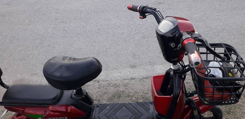 electric Scooty bike Ek charge per 35 Km. . full charge 3.4ghante red 13