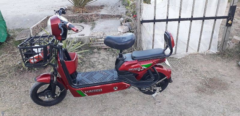 electric Scooty bike Ek charge per 35 Km. . full charge 3.4ghante red 14