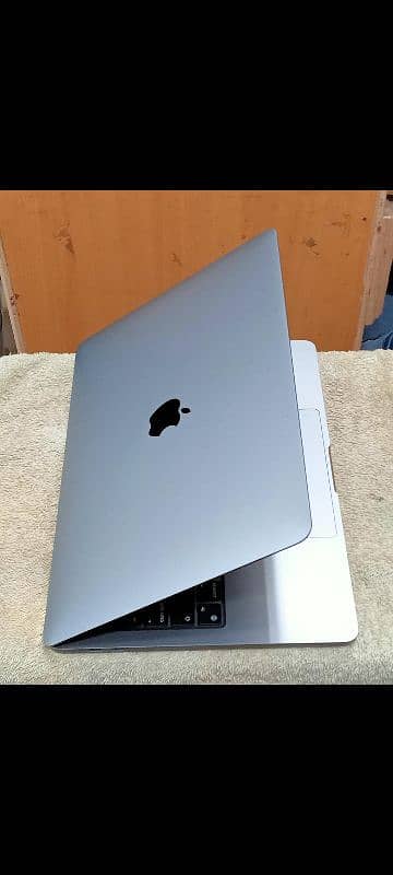 MacBook Pro M2 2022 16GB 512GB 13" Display 17