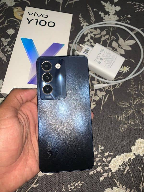 VIVO Y100 1