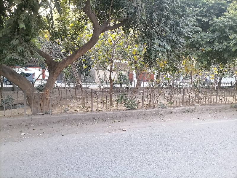 Facing Park 10 Marla House In Allama Iqbal Town - Raza Block Is Best Option 15