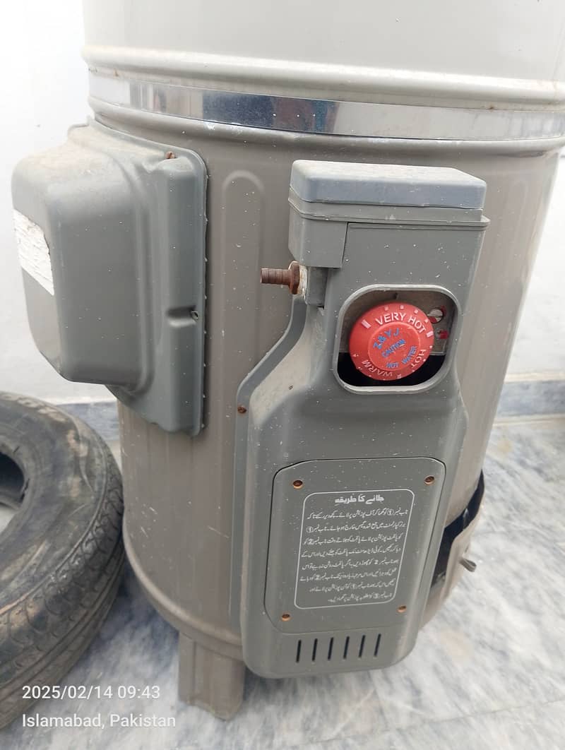 Gas + electric gyser for sale 2