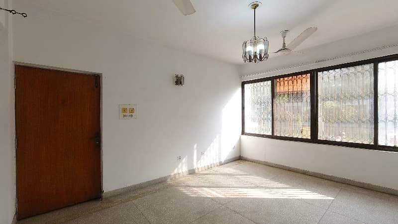 In Lahore You Can Find The Perfect Prime Location Flat For sale 6