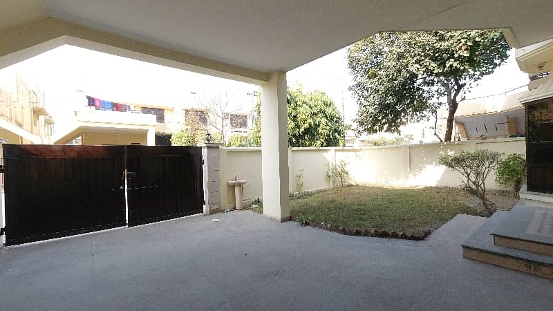 Perfect Prime Location 10 Marla House In Askari 5 For sale 5