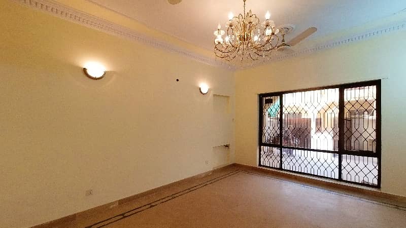 Perfect Prime Location 10 Marla House In Askari 5 For sale 9