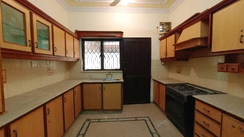 Perfect Prime Location 10 Marla House In Askari 5 For sale 11