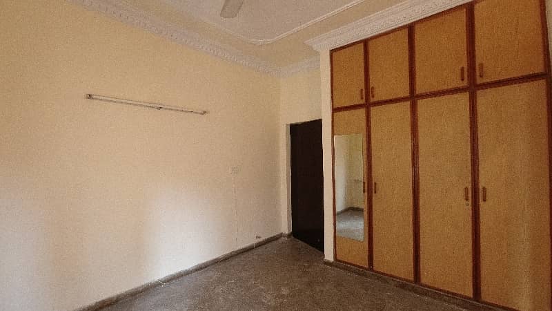 Perfect Prime Location 10 Marla House In Askari 5 For sale 21