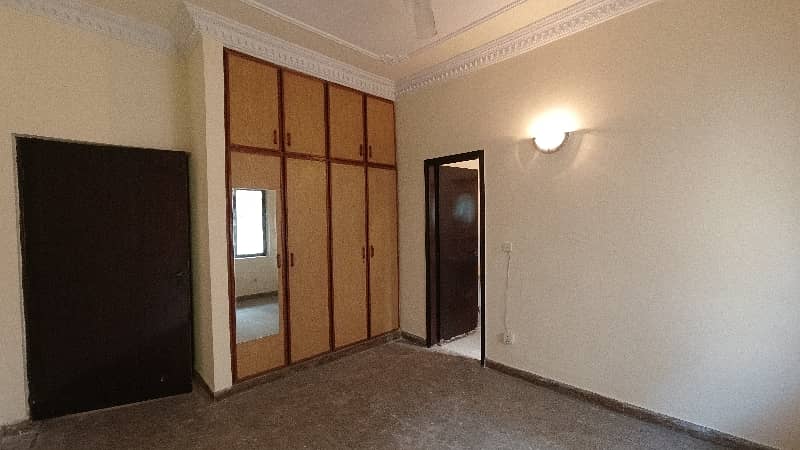 Perfect Prime Location 10 Marla House In Askari 5 For sale 22