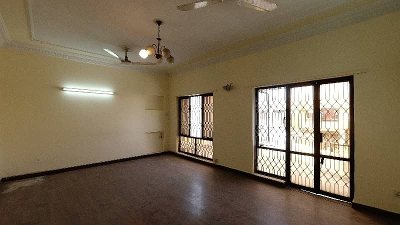 Perfect Prime Location 10 Marla House In Askari 5 For sale 25