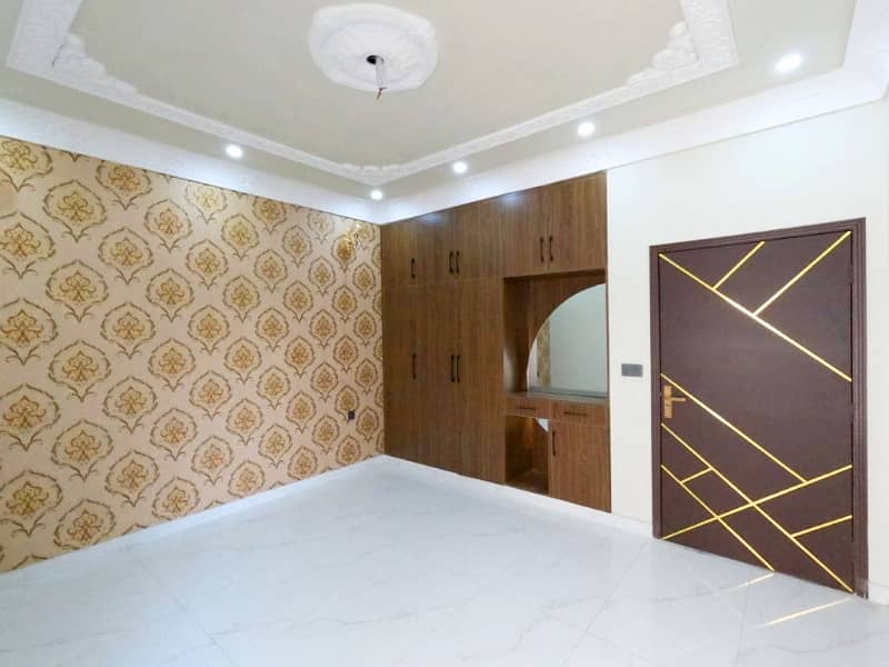 Get Your Hands On House In Lahore Best Area 30