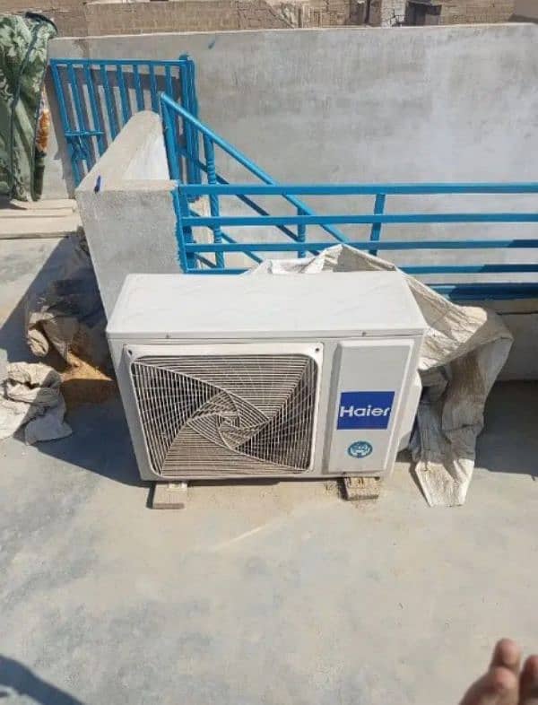 Hair AC SPLIT INVERTER HEAT AND COOLING GOOD A CONDITION 1