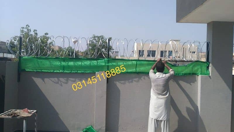 Installation of Chainlink Fence Concertina Barbed Razor Blade wire 14