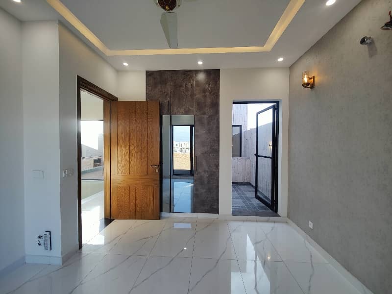 9 MARLA DESIGNER HOUSE FOR SALE 23