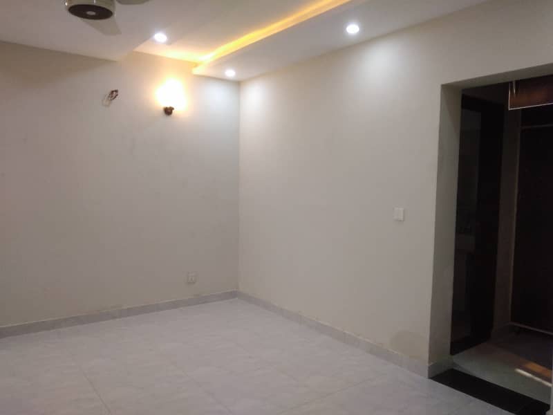 In Airport Road 4 Marla Flat For rent 2