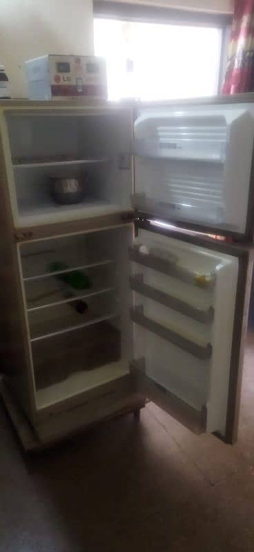 Dawlance fridge medium size for sale 0