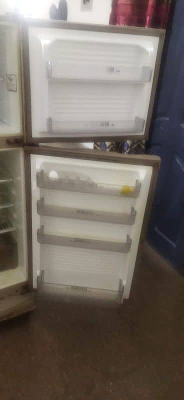 Dawlance fridge medium size for sale 2