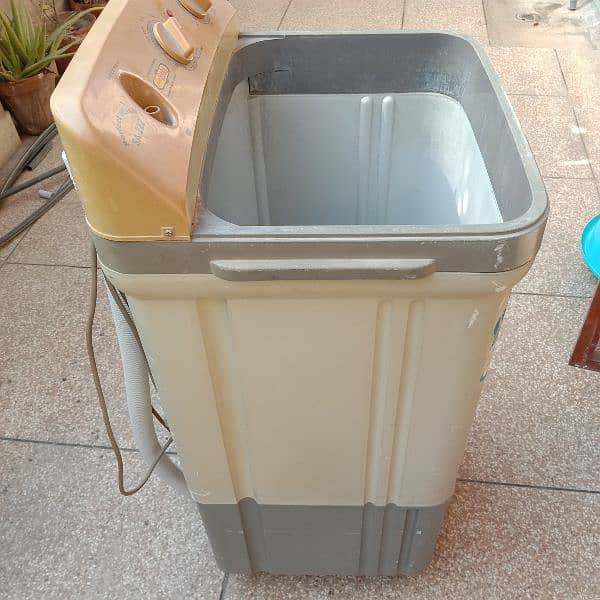 Super Asia washing machine in good condition. 2